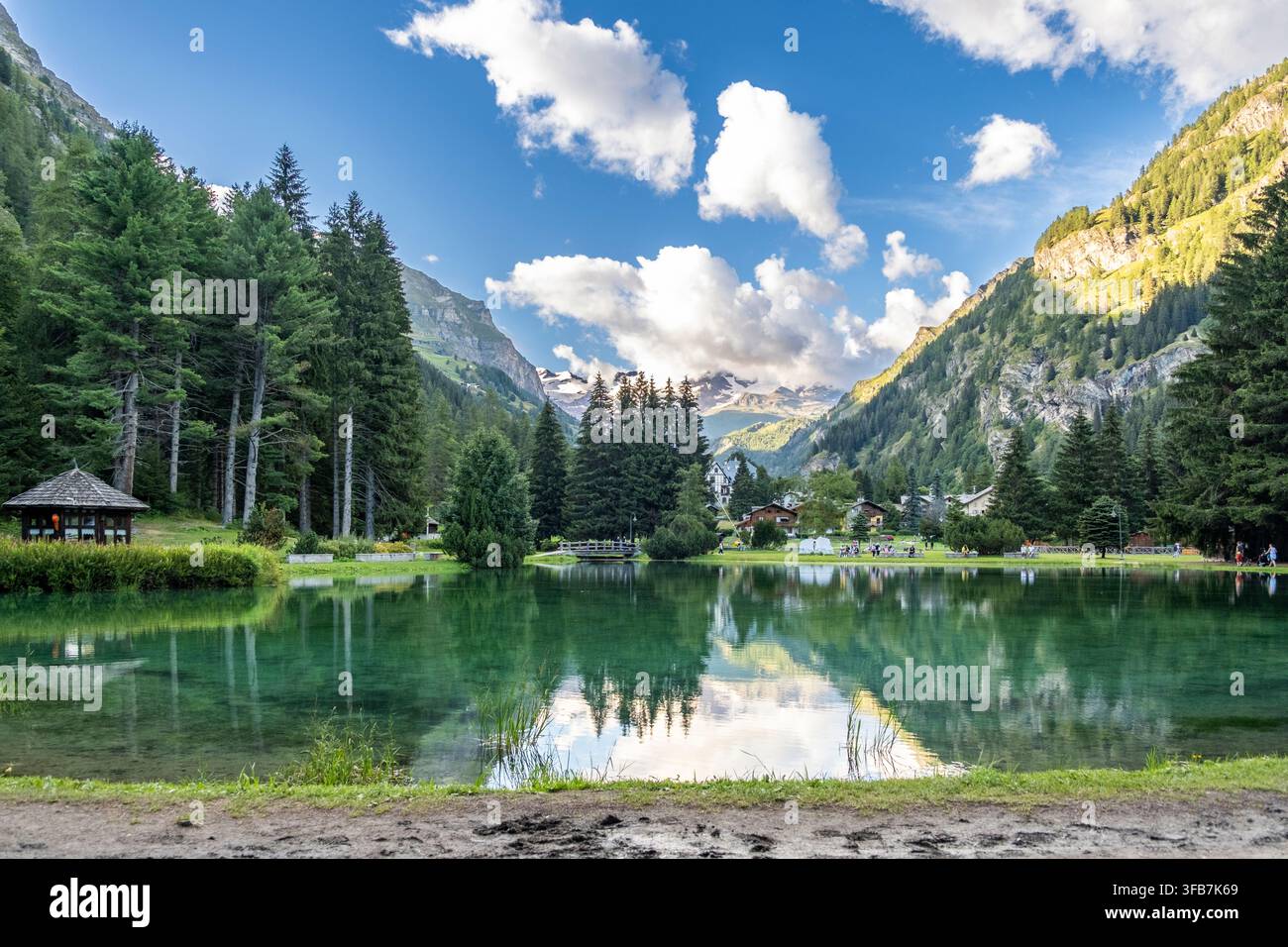 Lac de Gover Park avec réflexions de montagnes et chalets. Gressoney, Vallée d’Aoste. Italie Banque D'Images