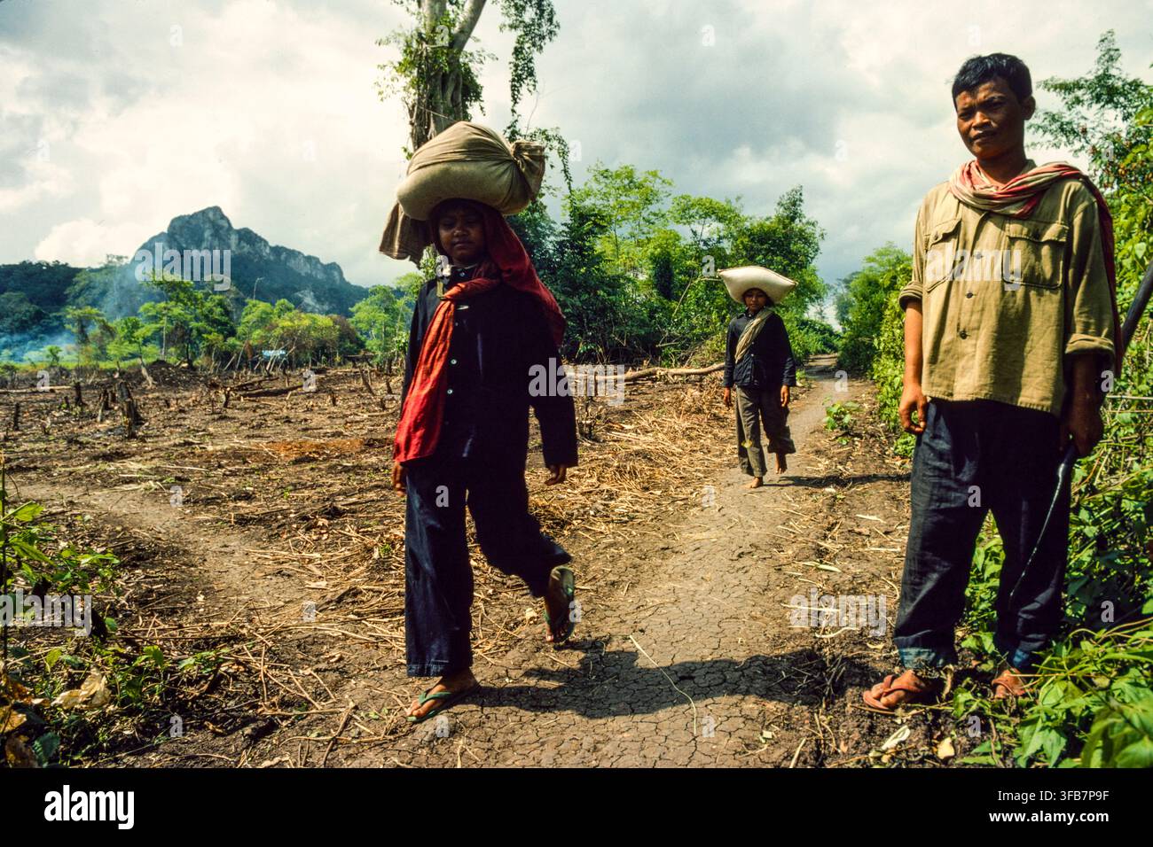 Juin 1980 ; une colonie des Khmers rouges près de Phnom Proek, à 30 km à l'intérieur du Cambodge depuis la frontière thaïlandaise. Banque D'Images
