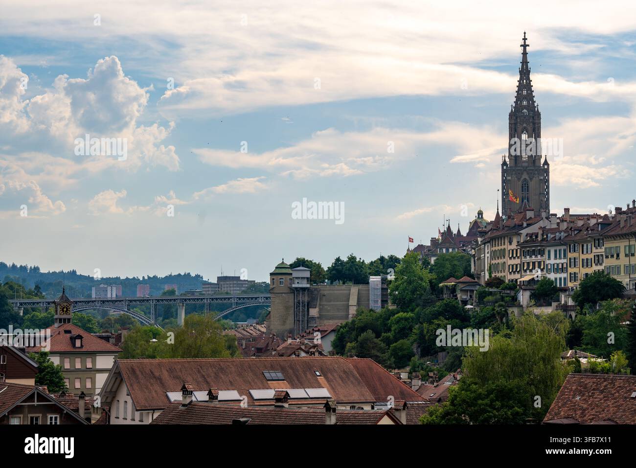 Berne, Suisse - 28 juin 2026 : Vue panoramique de l'horizon urbain de Berne, en Suisse, mettant en vedette la flèche gothique de la cathédrale du Münster de Berne dominant t Banque D'Images