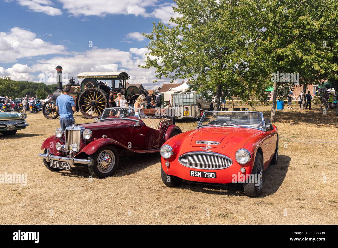 Austin Healey 3000 MK11 rouge & MG vintage au rassemblement de véhicules anciens de Bromham. Voiture vintage et classique – rencontres automobiles, Bromham, Wiltshire, Angleterre, Royaume-Uni Banque D'Images