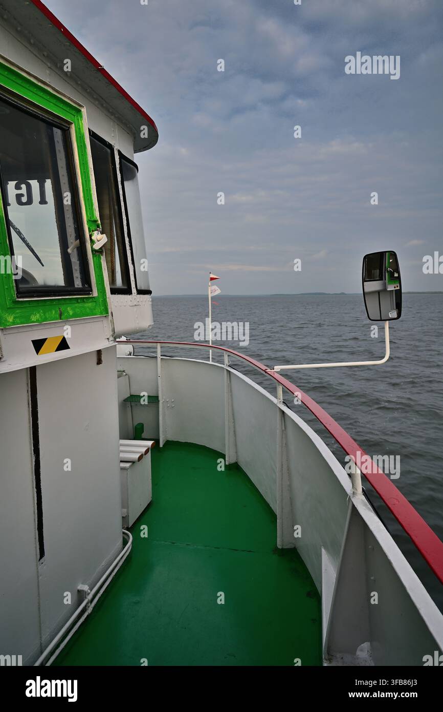 Vue d'un navire à passagers tranquille avec cabine de navigation, rambarde rouge, sol vert et miroir d'observation - Vue depuis le navire sur le lac Śniardwy Banque D'Images