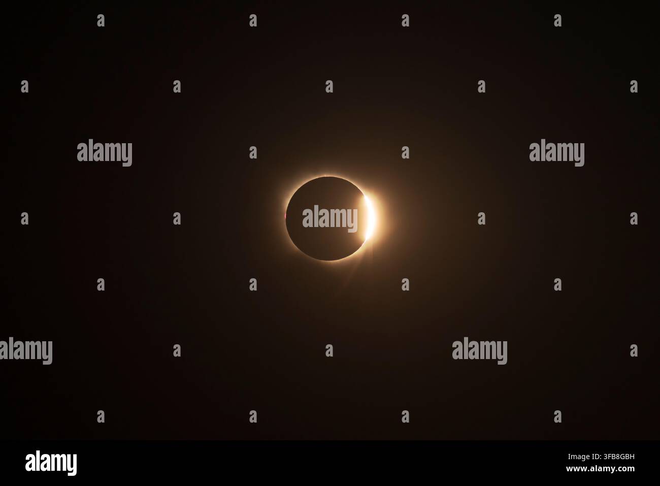 Gros plan de l'effet spectaculaire de l'anneau de diamant alors que la totalité se termine pendant l'éclipse solaire totale du 12 août 2026 à Alcaniz, Aragon, Espagne Banque D'Images