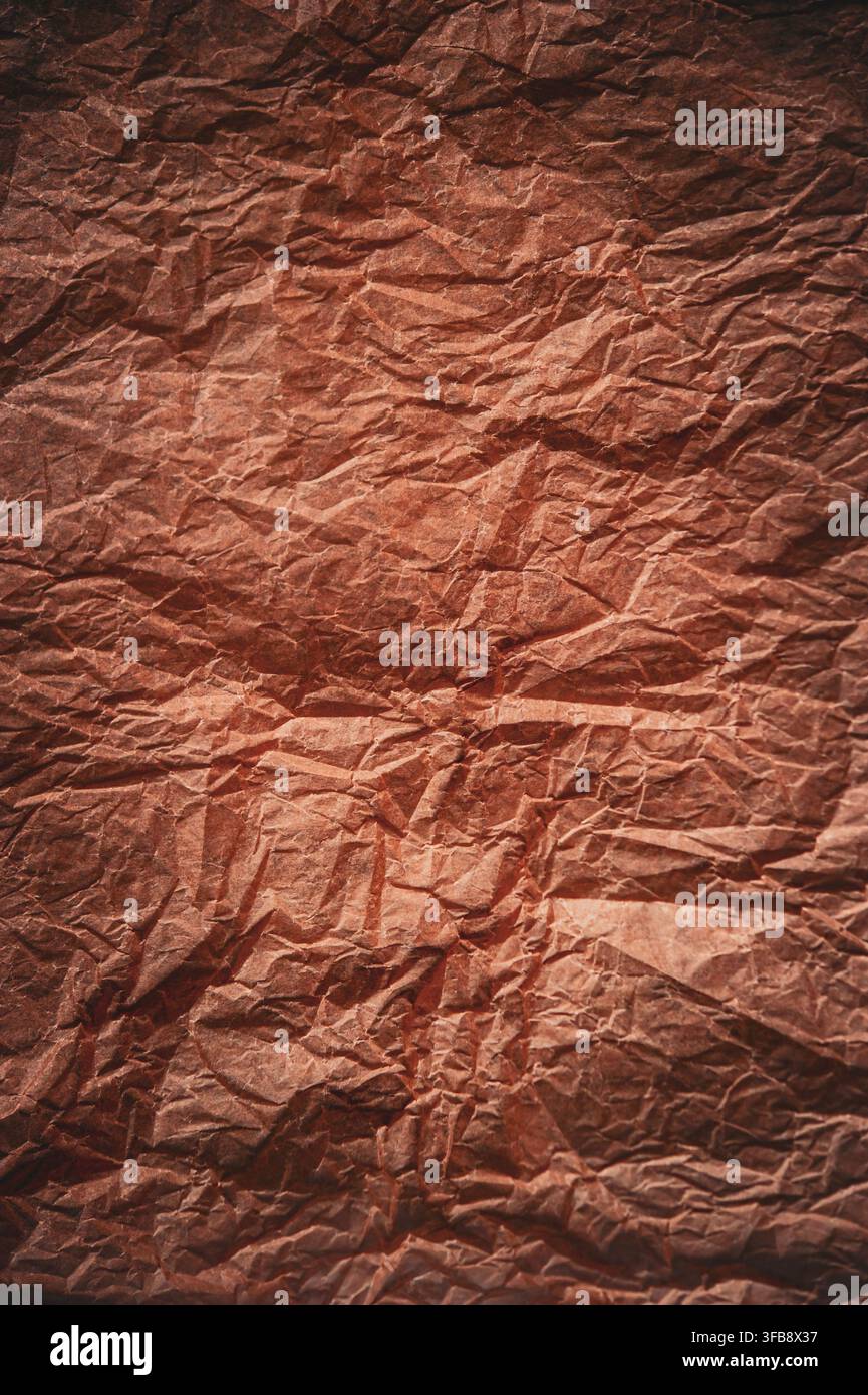Grossissement de la texture du papier kraft brun froissé montrant des plis, des plis et une surface irrégulière en papier recyclé Banque D'Images