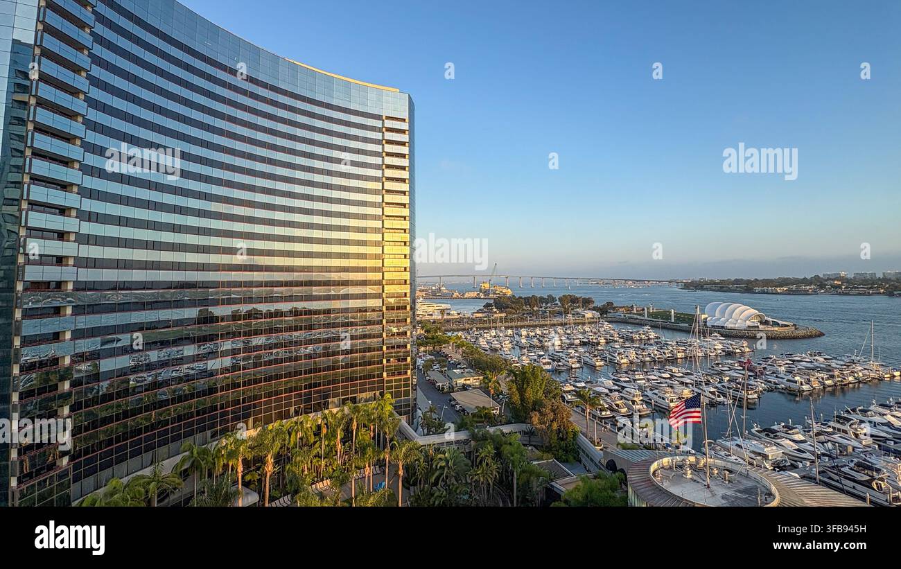 Vue élevée depuis le Marriott Marquis San Diego Marina montrant l'une des tours de l'hôtel, la marina et la baie de San Diego, avec le San Diego–Coronado Banque D'Images