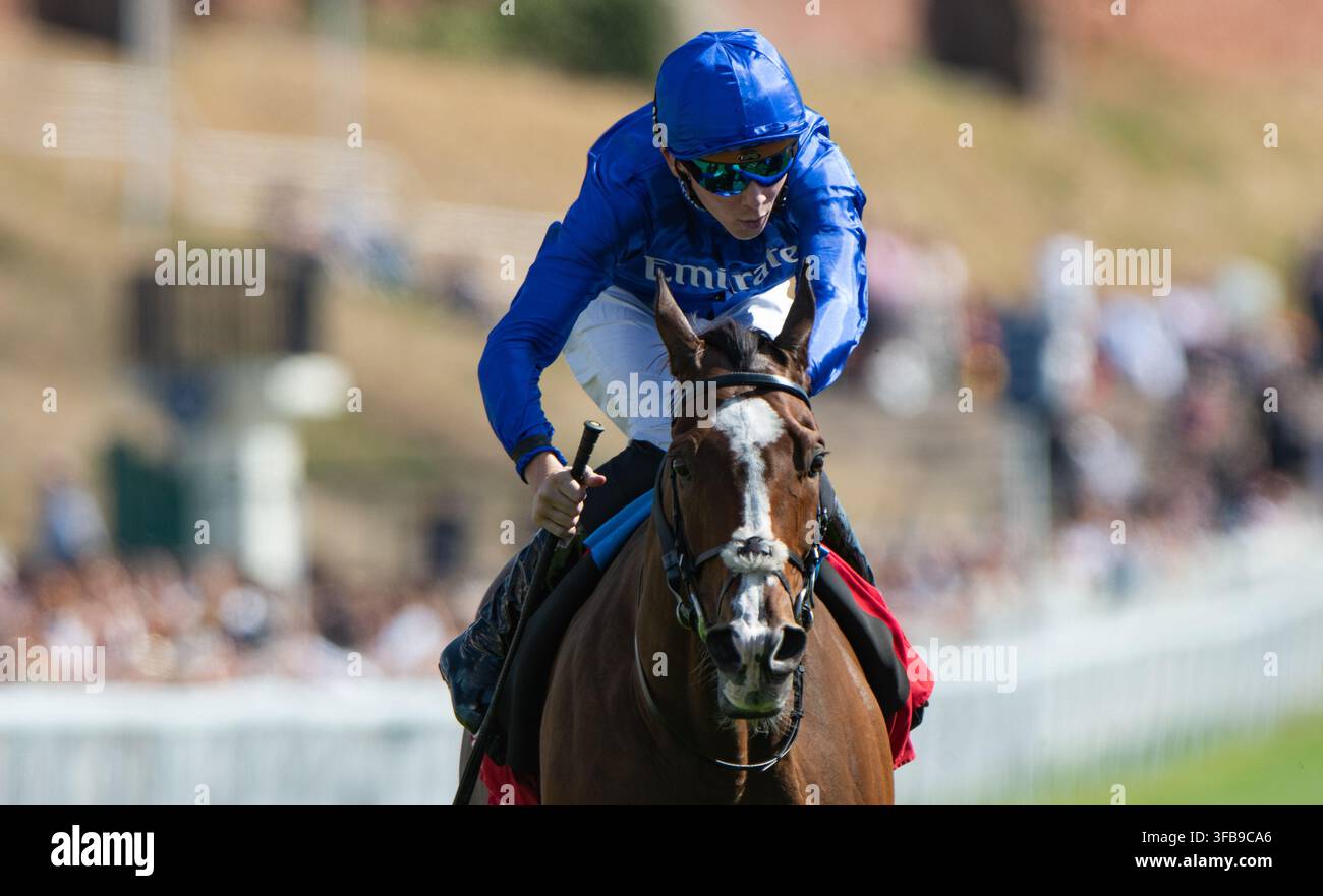By The Book et le jockey Billy Loughnane vus arrivant deuxième dans le Virgin Bet Chester Stakes (Listed Race), 22/08/26. Crédits JTW Equine Images / Alamy. Banque D'Images