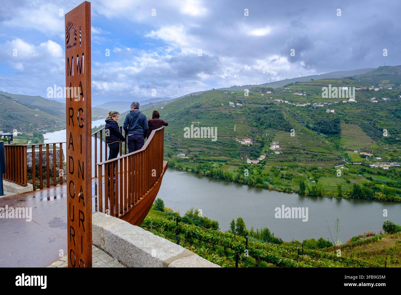 Personnes au Miradouro do Imaginario dans la vallée du Douro, point de vue avec vue sur le fleuve Douro, Portugal Banque D'Images