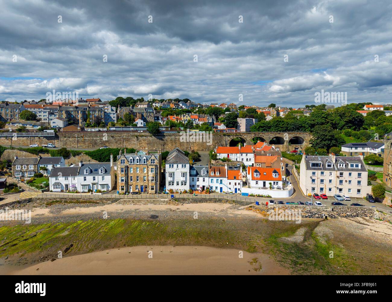 Vue aérienne par drone de la ville côtière de Kinghorn dans le Fife, Écosse, Royaume-Uni Banque D'Images