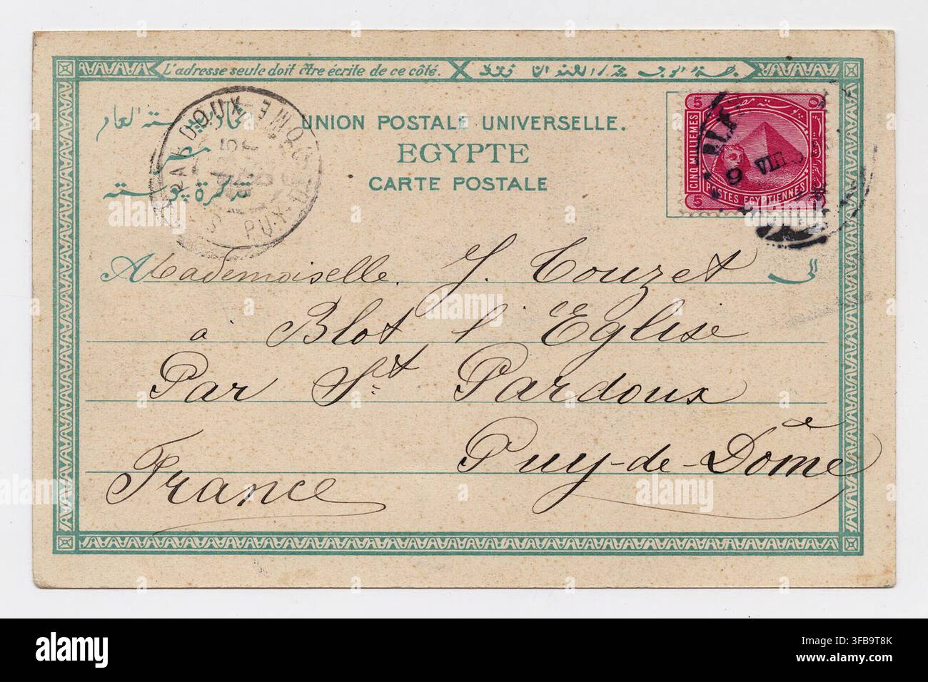 Une carte postale présentant le Palais de Rās Al-Tīn à Alexandrie, en Égypte, avec des bateaux au premier plan, adressée à Mademoiselle J. Couret en France. Banque D'Images