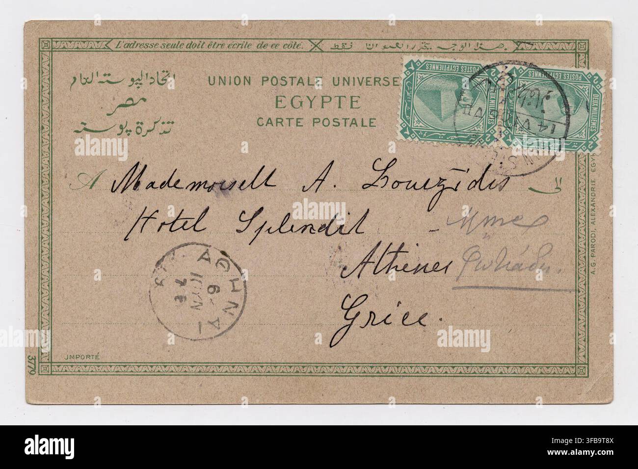 Une carte postale présentant le Palais de Rās Al-Tīn à Alexandrie, en Égypte, avec des bateaux au premier plan, adressée à Mademoiselle A. Louzidis à Athènes, Grèce. Banque D'Images
