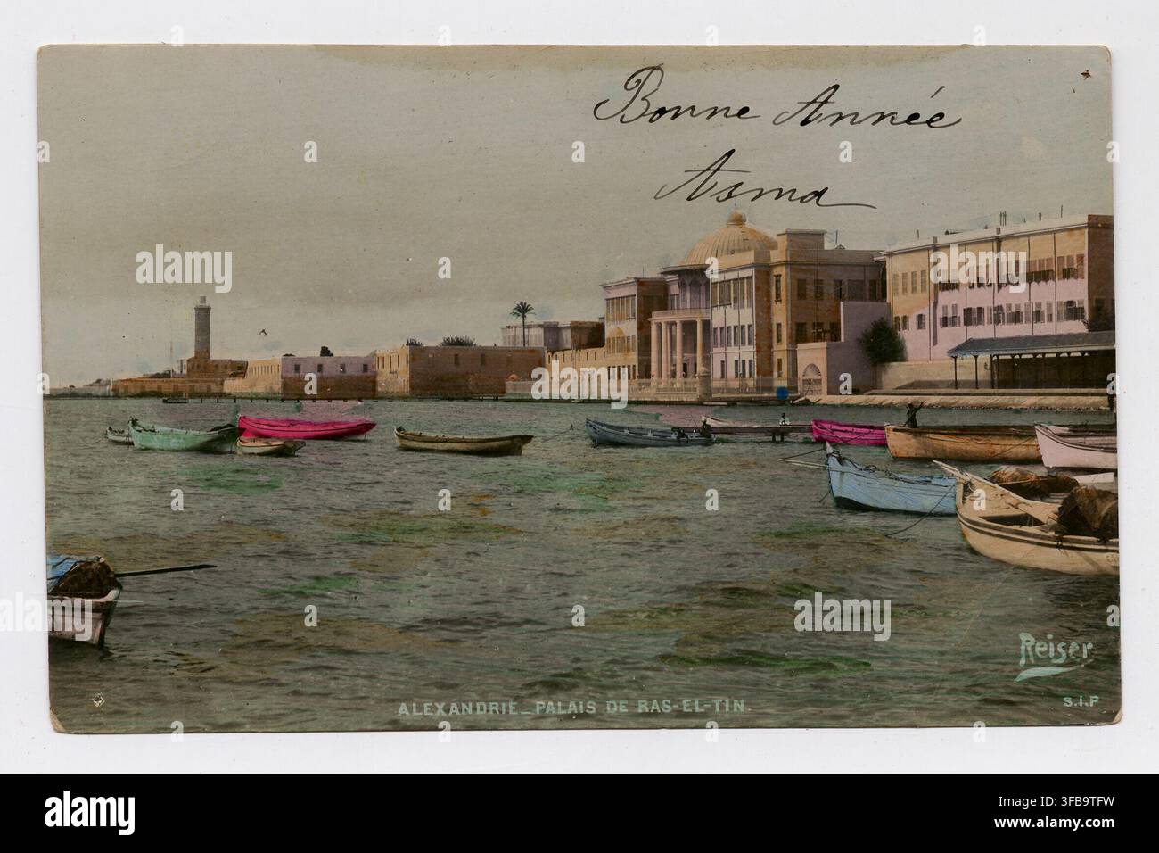 Une vue d'Alexandrie, Égypte, montrant des bateaux sur l'eau et le palais de Rās Al-Tīn, dans une photographie de la fin du XIXe ou du début du XXe siècle Banque D'Images