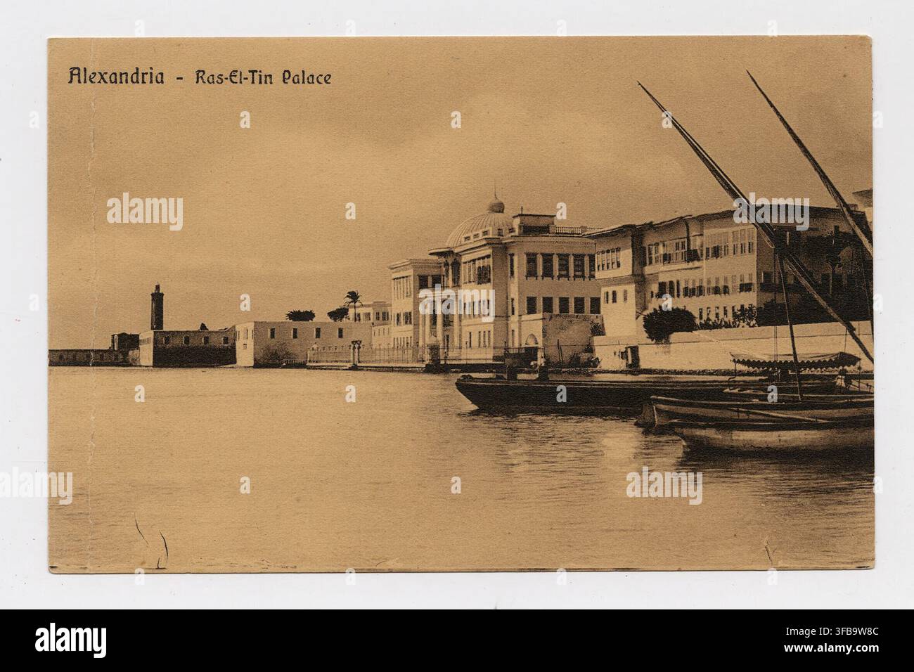 Ras-El-Tin Palace, un palais d'Alexandrie, en Égypte, situé au bord de l'eau, avec des bateaux à proximité, sur une photographie historique. Banque D'Images