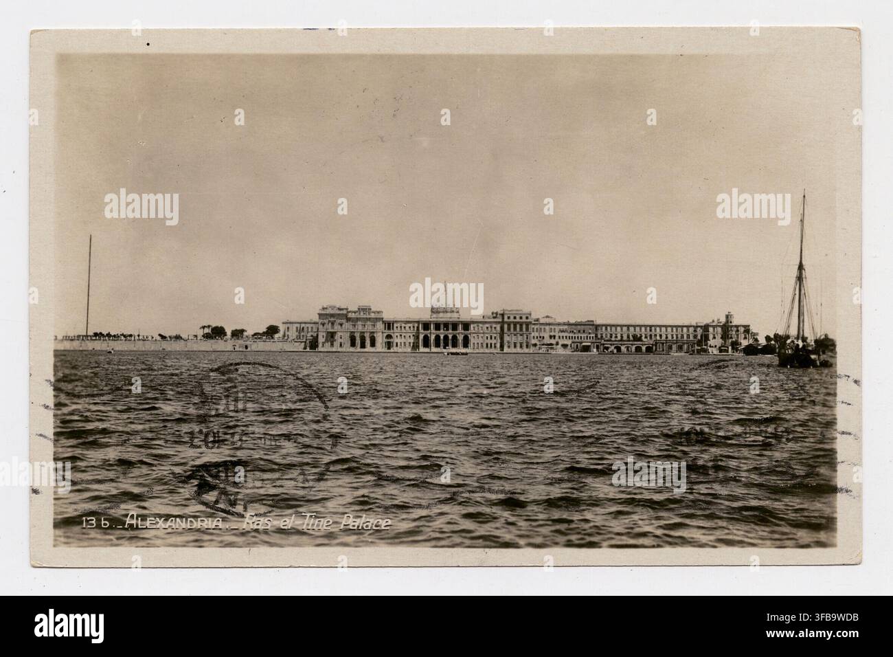 Le palais de Ras el-Tin à Alexandrie, en Égypte, un grand bâtiment au bord de la mer, tel qu'il apparaît sur une photographie. Banque D'Images