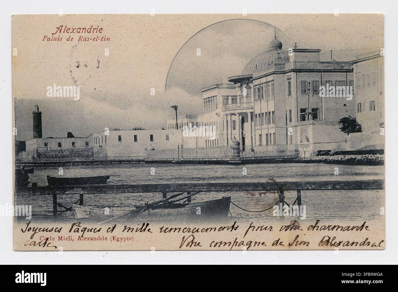 Le Palais de Ras-el-tin à Alexandrie, en Égypte, un grand bâtiment au bord de l'eau, sur une photographie envoyée en carte postale avec des vœux de Pâques. Banque D'Images