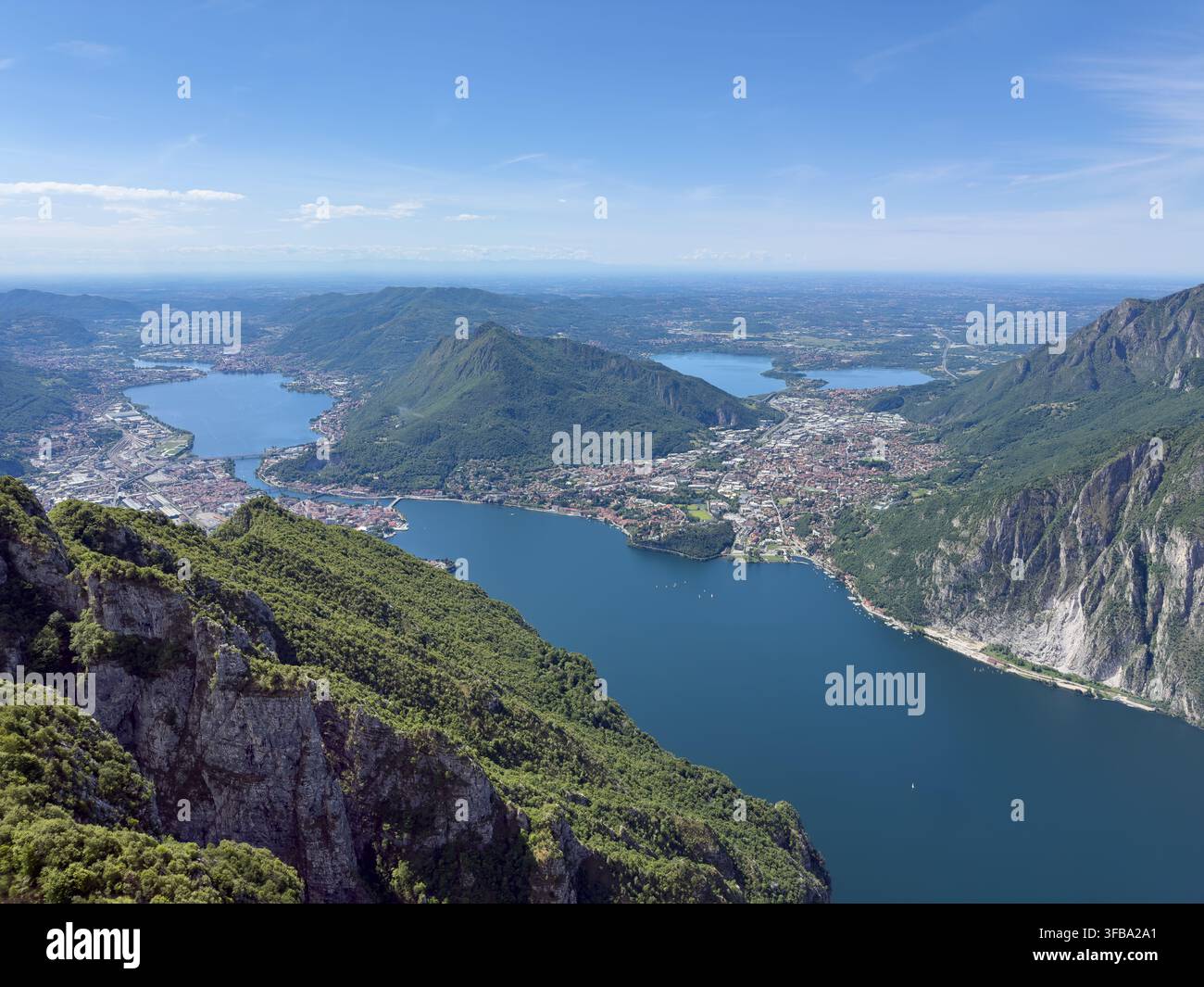 Vue panoramique du lac de Lecco et des Préalpes lombardes depuis le point de vue du parc Valentino Banque D'Images