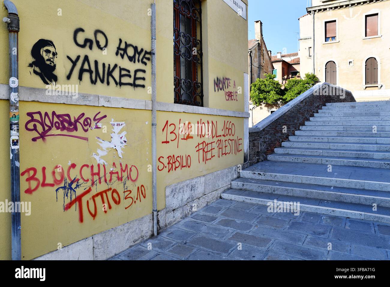 Tags politiques contre les États-Unis et Israël sur un mur - Venise - Italie Banque D'Images