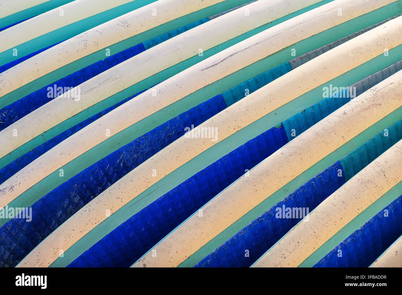 Motif abstrait de lignes diagonales en bleu, crème et bleu turquoise. Banque D'Images