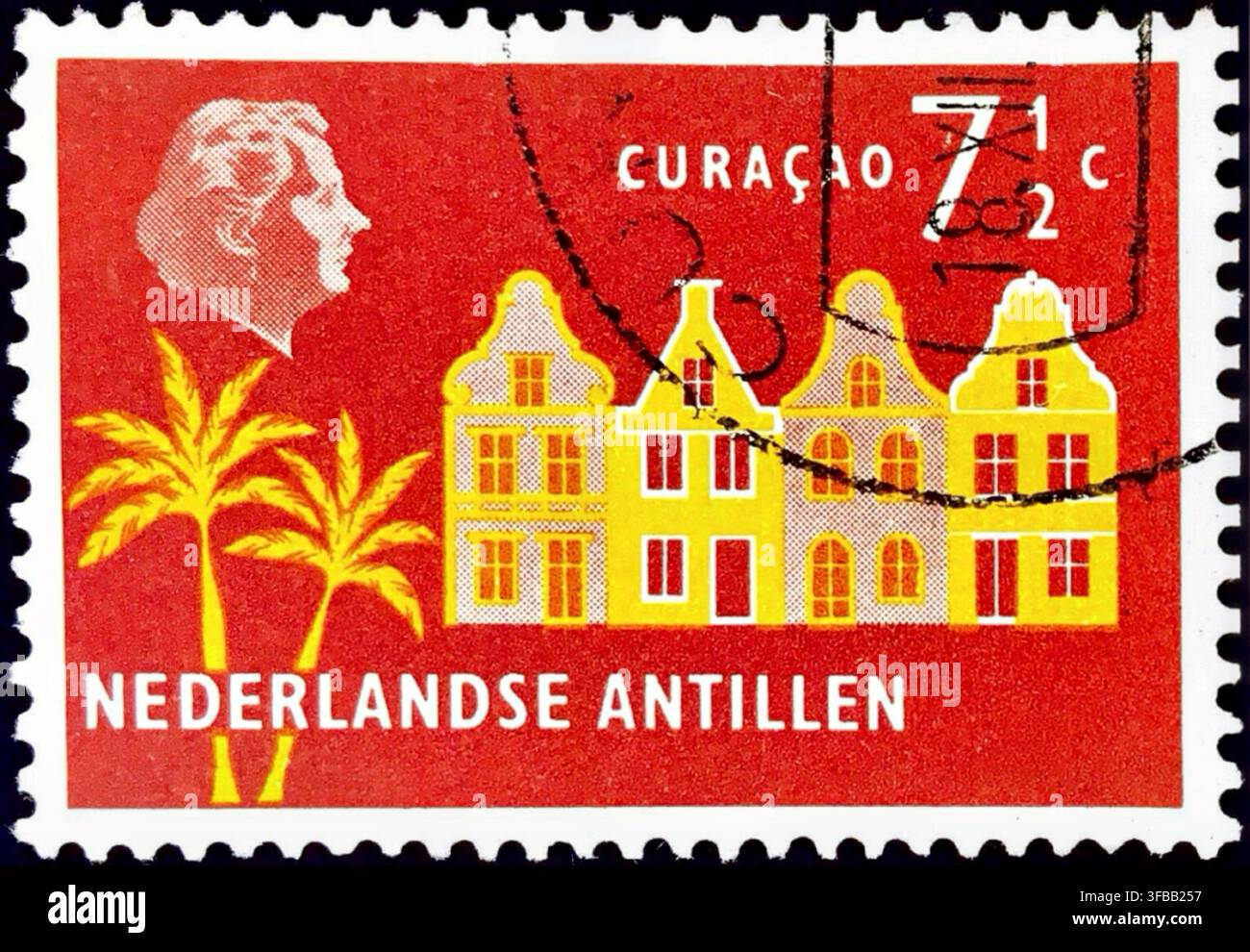 Timbre postal des Antilles néerlandaises de 1960 représentant le portrait de la reine Juliana, des palmiers et des maisons coloniales néerlandaises de Curaçao d'une valeur de 7 1/2c Banque D'Images