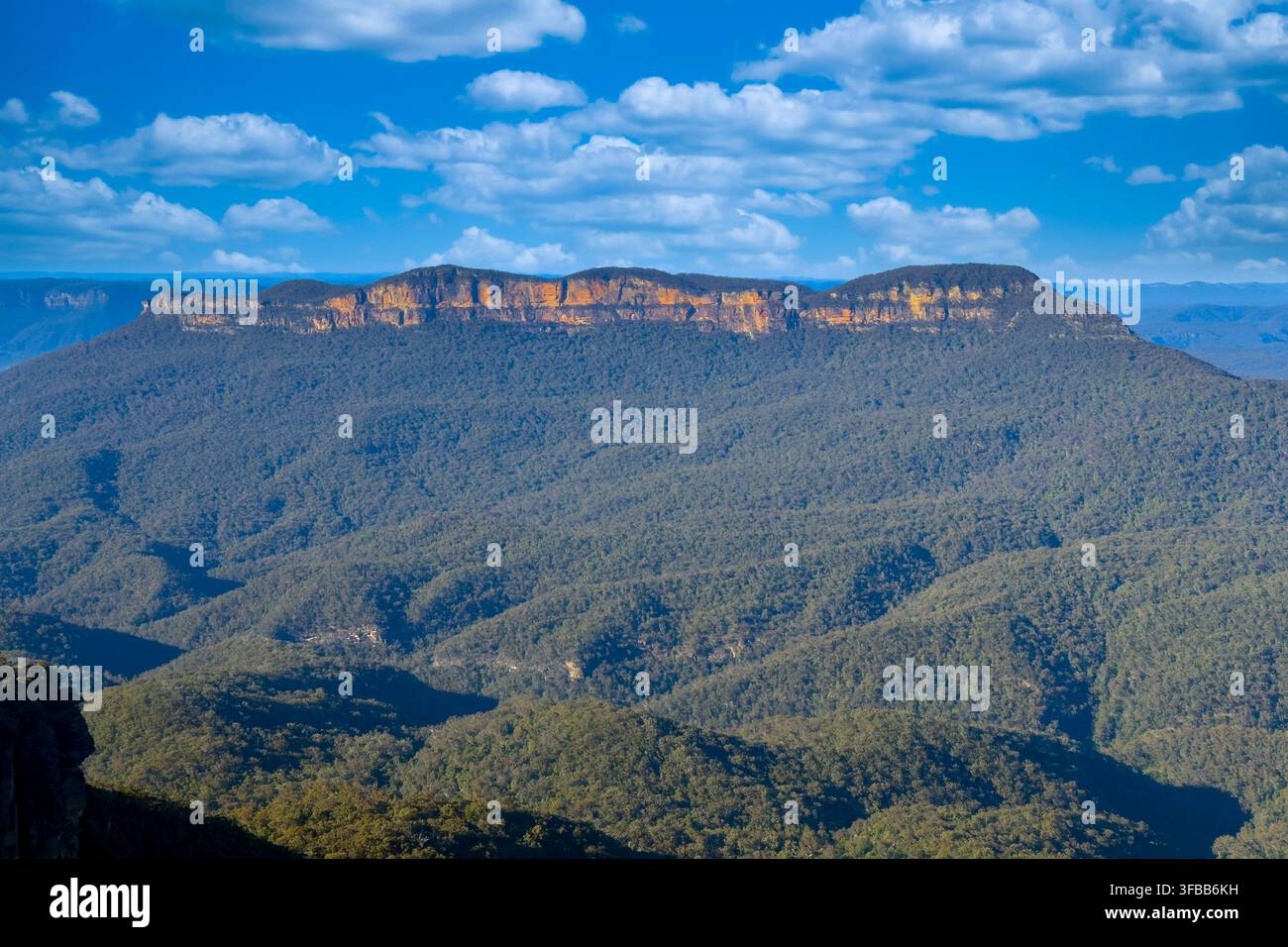 Photographie du pittoresque Mont Solitary dans la vallée de Jamison tel qu'il est vu depuis Echo Point à Katoomba dans le parc national des Blue Mountains en Nouvelle-Galles du Sud Banque D'Images