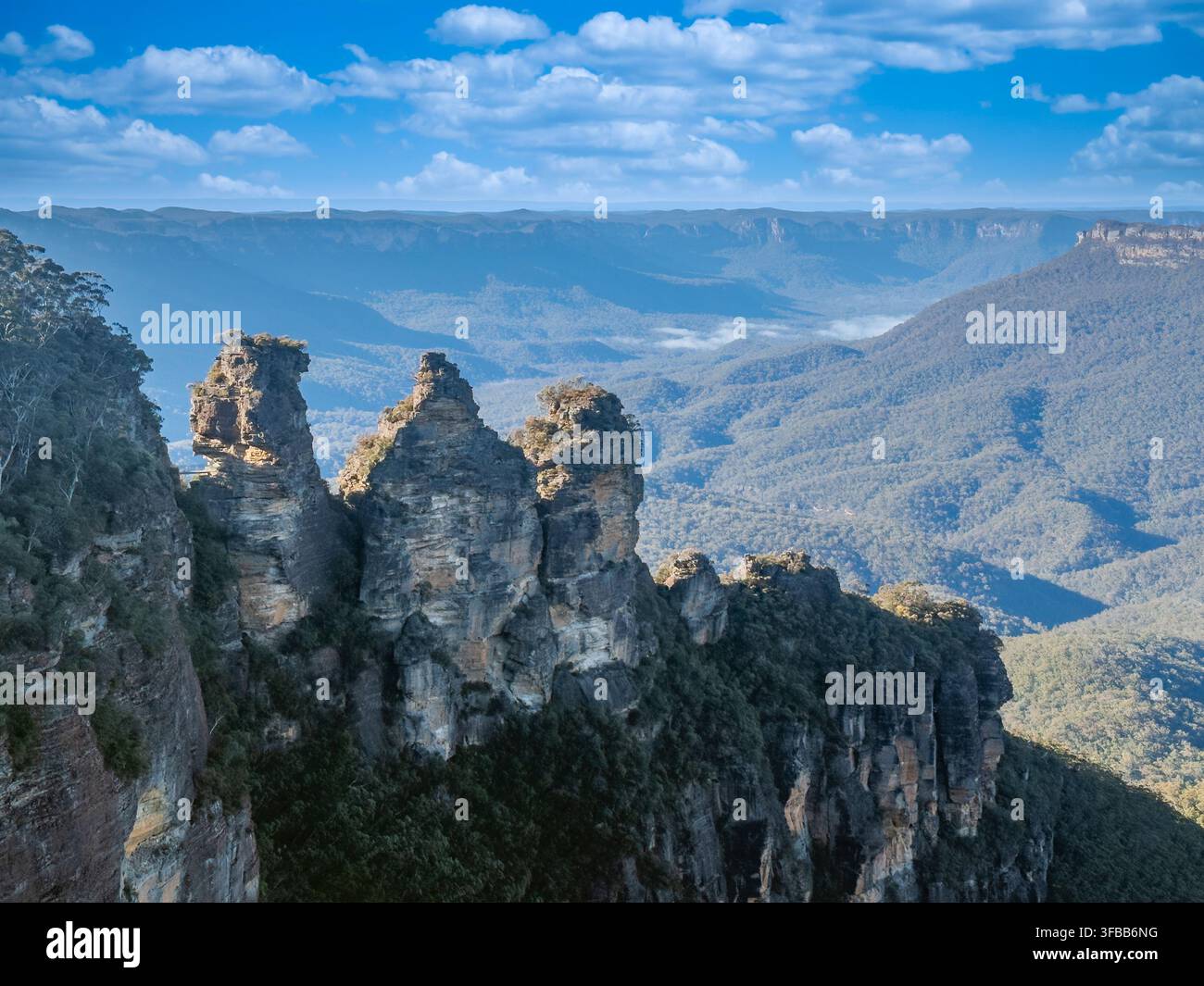 Photographie de l'attraction touristique emblématique des Trois Sœurs dans la vallée de Jamison, vue depuis Echo Point à Katoomba dans le parc national des Blue Mountains Banque D'Images