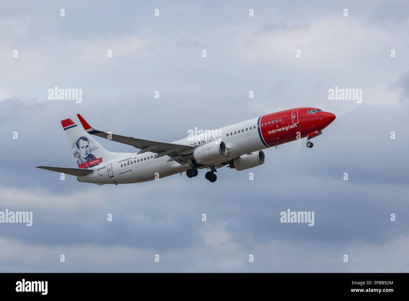 Boeing 737 norvégien décollant de l'aéroport d'Helsinki en Finlande Banque D'Images