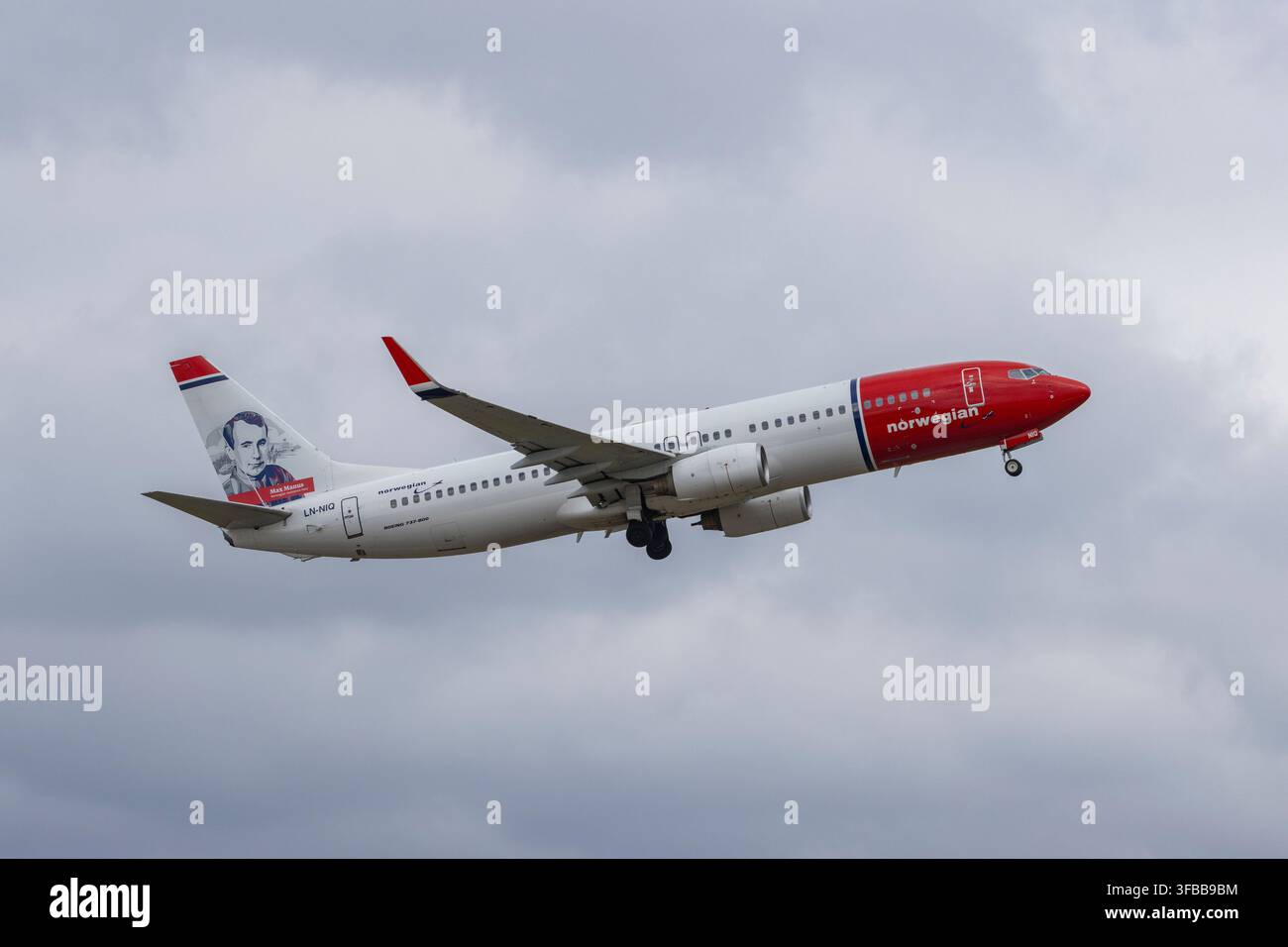 Boeing 737 norvégien décollant de l'aéroport d'Helsinki en Finlande Banque D'Images