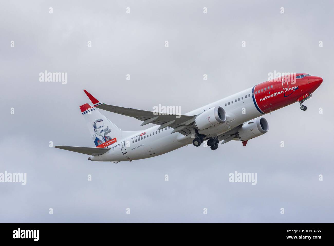 Boeing 737 norvégien décollant de l'aéroport d'Helsinki en Finlande Banque D'Images