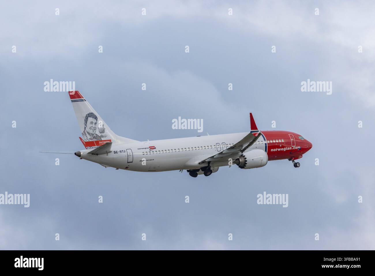 Boeing 737 norvégien décollant de l'aéroport d'Helsinki en Finlande Banque D'Images