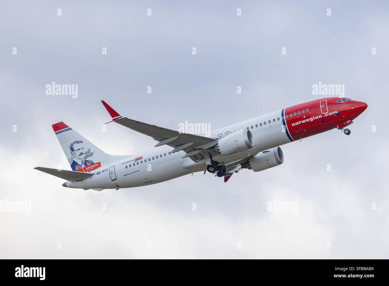 Boeing 737 norvégien décollant de l'aéroport d'Helsinki en Finlande Banque D'Images