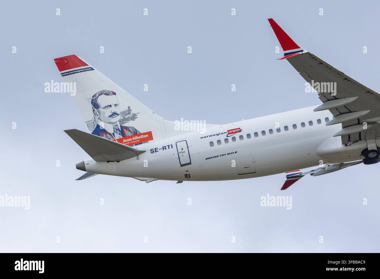 Boeing 737 norvégien décollant de l'aéroport d'Helsinki en Finlande Banque D'Images