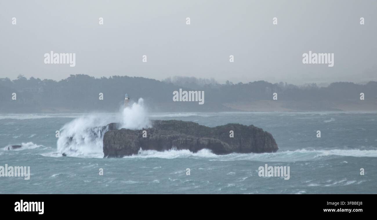 Vagues dramatiques pendant la tempête hivernale Oriana en Cantabrie, Espagne. Banque D'Images
