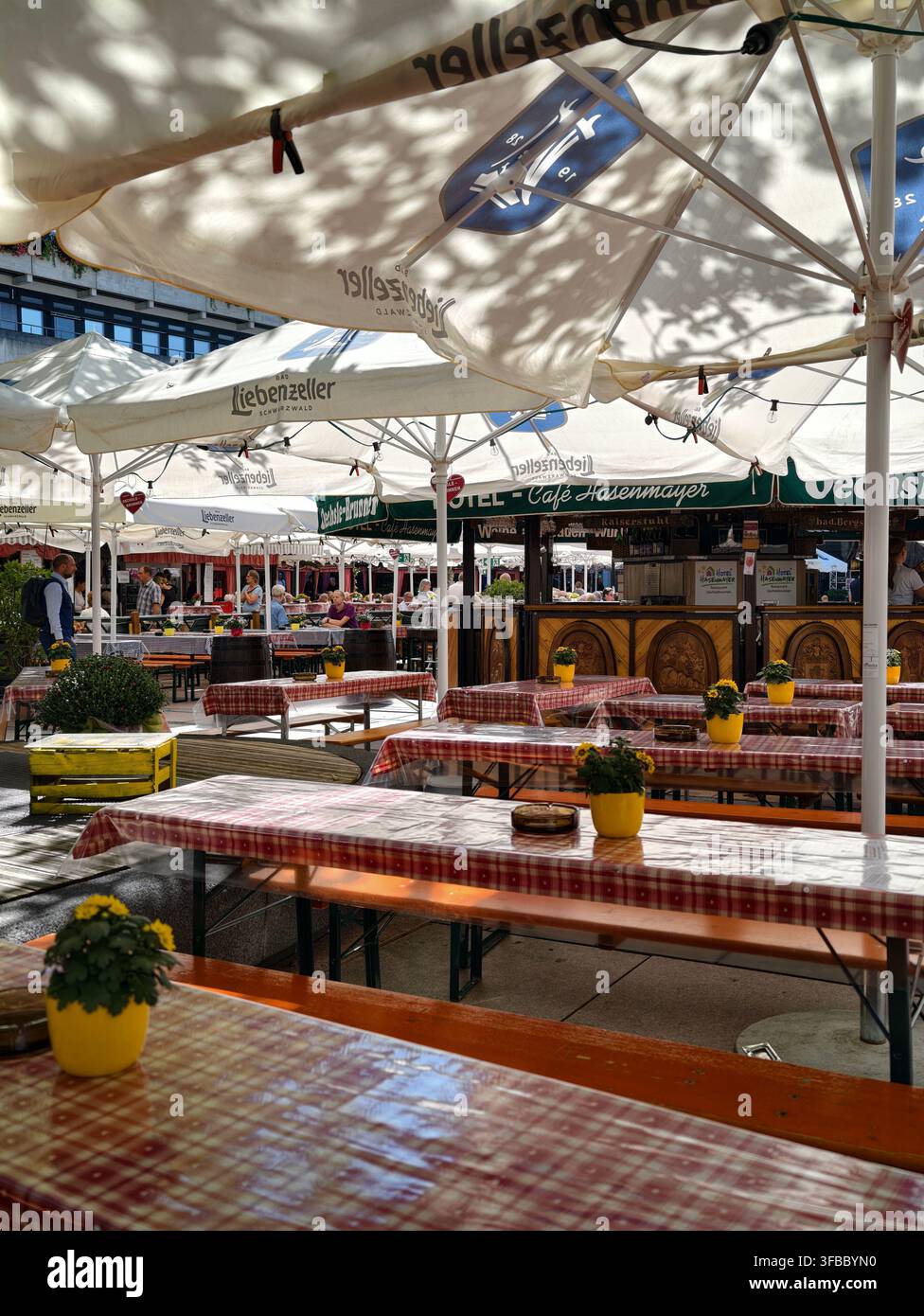 Pforzheim Allemagne 23 août 2026 Oechsle Fest Pforzheim Scène de café en plein air avec des parasols blancs ombrageant des tables rayées, des nappes à carreaux rouges, w Banque D'Images