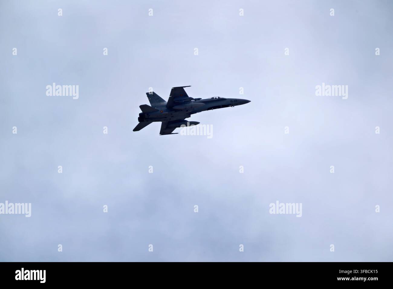 F-18 Hornet de l'armée de l'air espagnole en virage au-dessus d'Albacete Banque D'Images