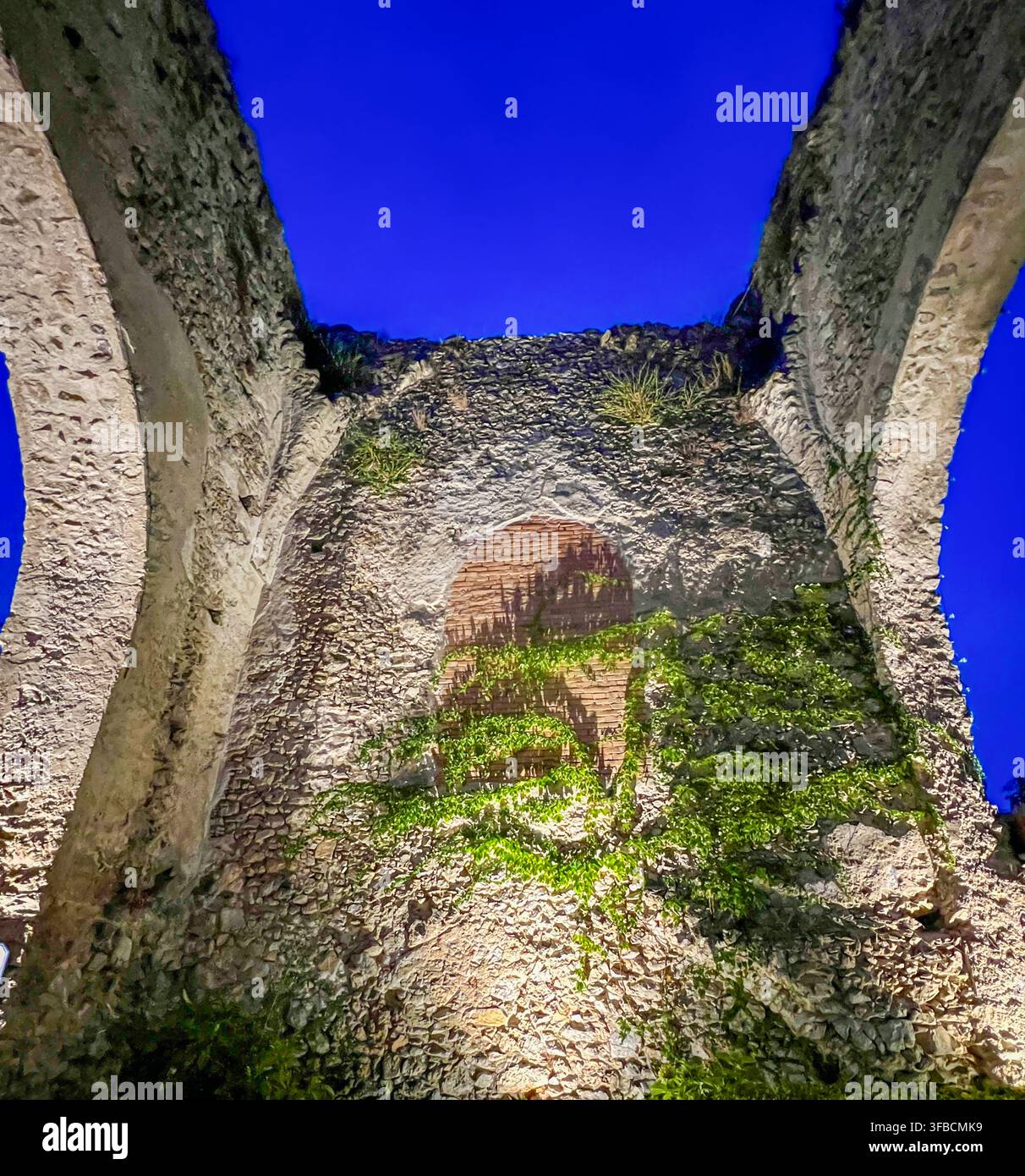 Vue en contre-plongée regardant vers le haut des ruines historiques en pierre de Ravello, Italie Banque D'Images