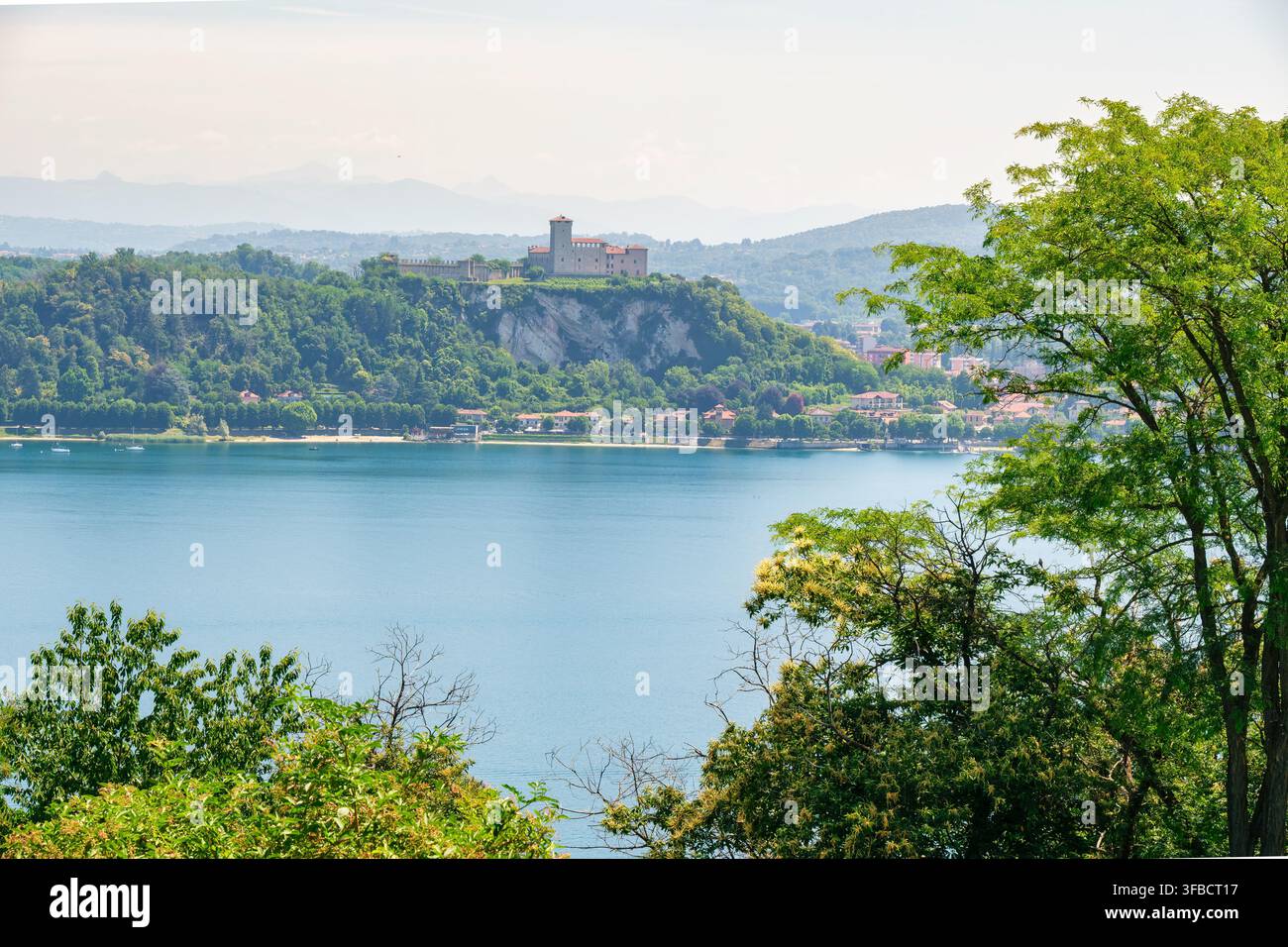 Le château médiéval de Rocca di Angera au sommet d'une falaise surplombant le lac Majeur, Lombardie, Italie Banque D'Images