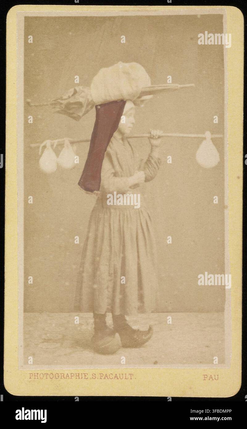 Portrait d'une jeune paysanne, par S. Pacault, photographe du XIXe siècle, avec le sujet portant une charge sur la tête. Banque D'Images