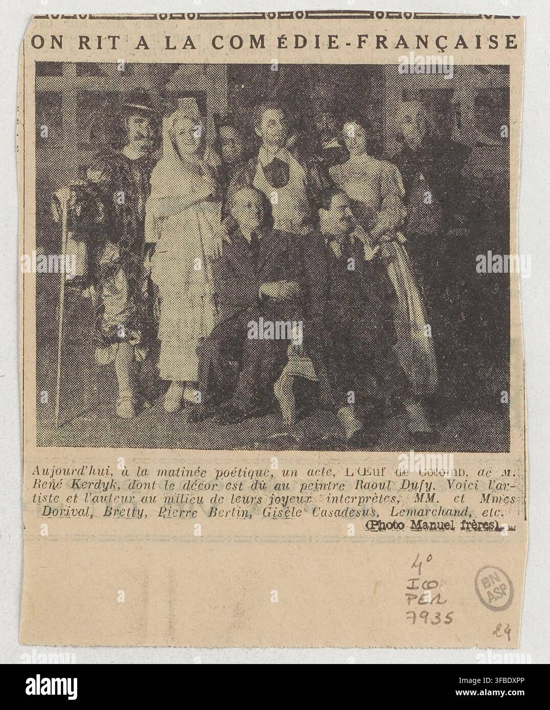 Un groupe d'acteurs, dont MM. et Mmes Dorival, Brett, Pierre Bertin, Gisèle Casadesus et Lemarchand, avec l'artiste Raoul Dufy et l'auteur René Kerdyk, à la Comédie-Française, au début du XXe siècle. Banque D'Images