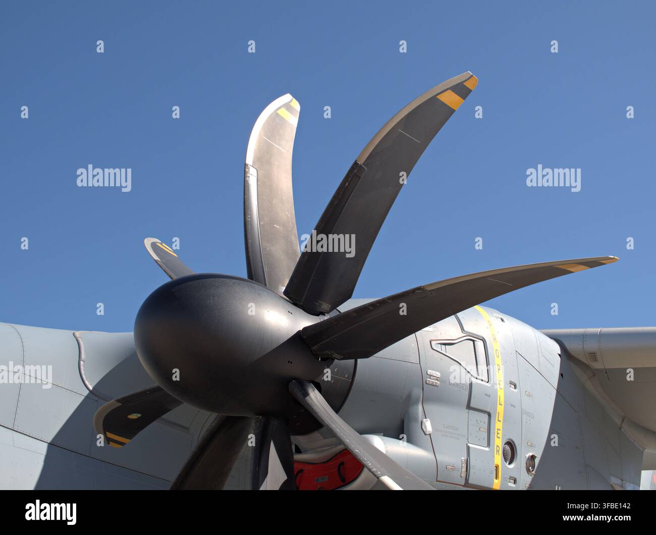 Pales d'hélice de l'Airbus A400M contre un ciel bleu clair Banque D'Images
