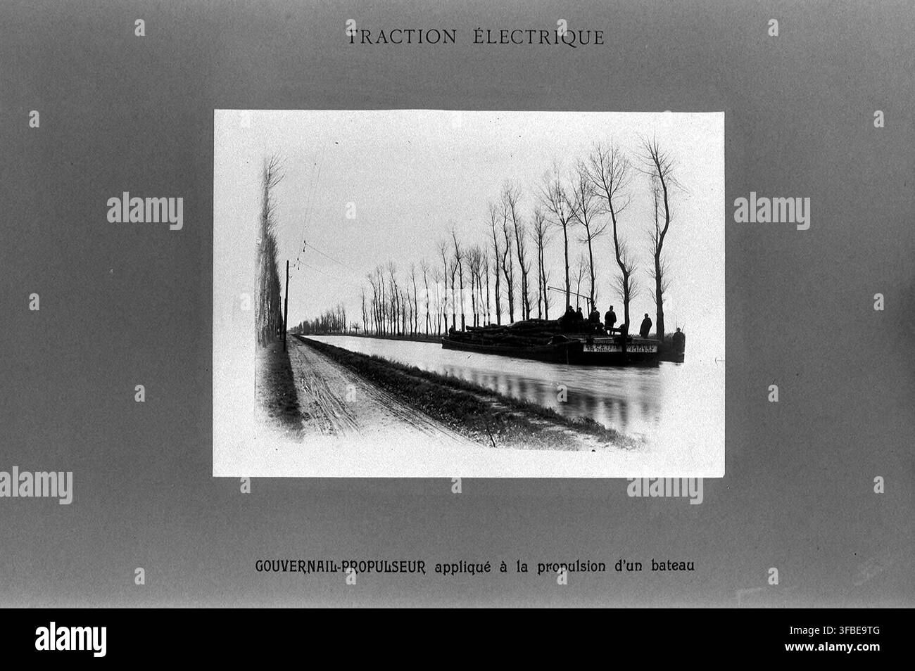 Un canal dans le Nord-Pas-de-Calais, en France, avec un bateau utilisant un moteur électrique, par E. Le Quintrec en 1900, démontrant le système de traction électrique pour la propulsion des bateaux. Banque D'Images