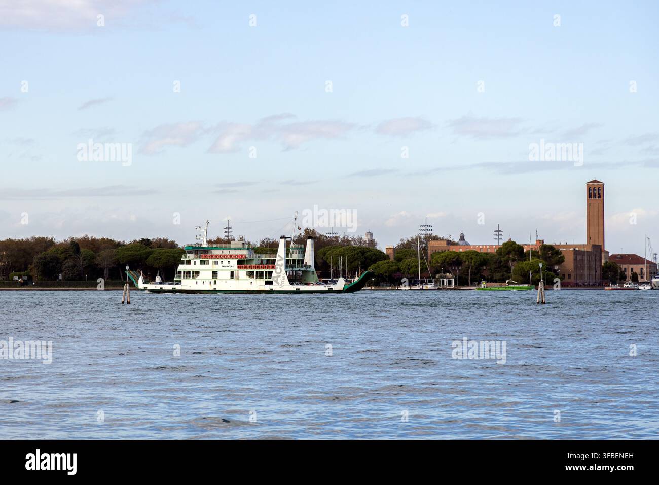 Venise, Italie - 25 oct. 2025 : Un ferry public ACTV traverse la lagune de Venise Banque D'Images