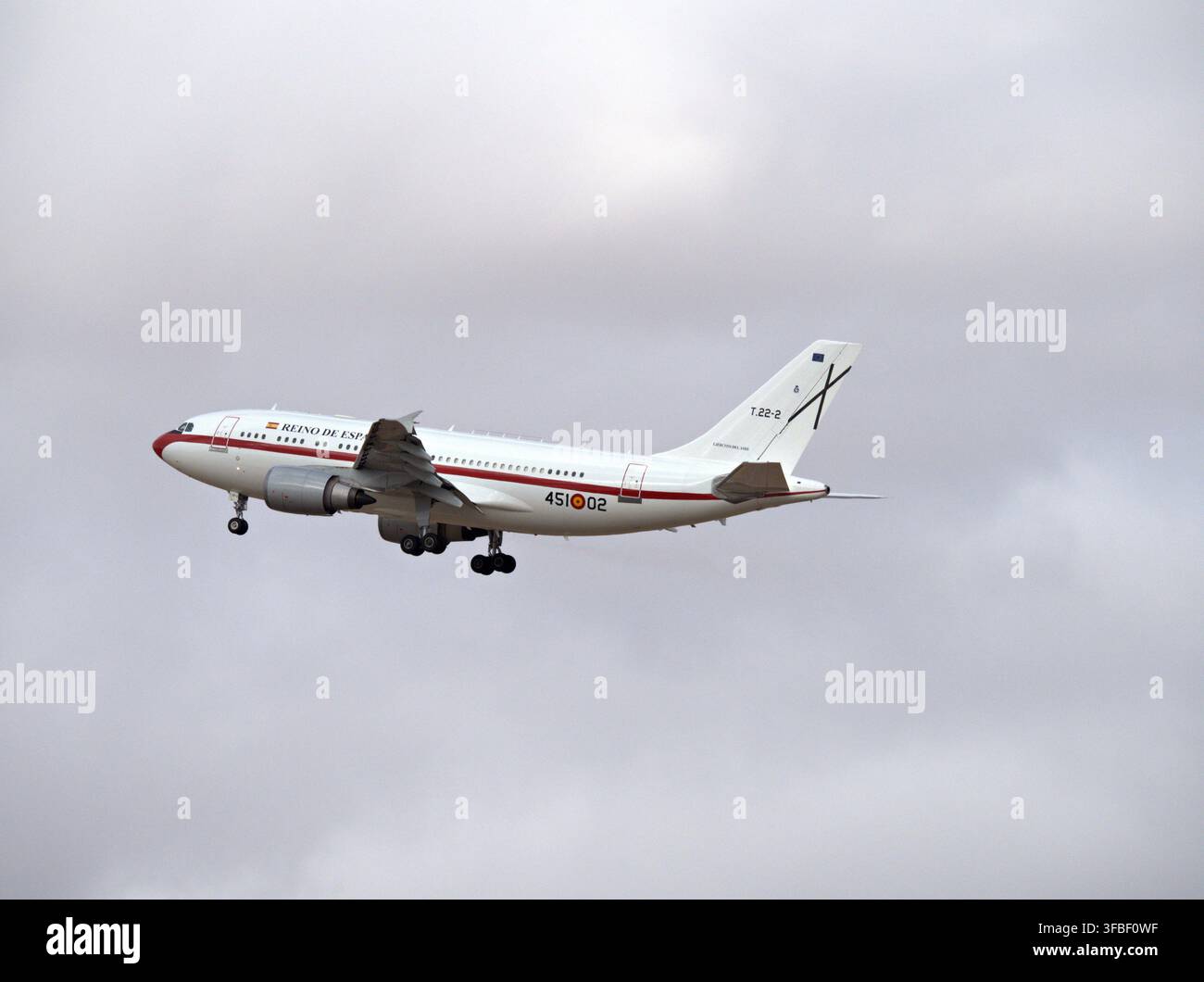 Airbus A310 de l'armée de l'air espagnole atterrissant avec le train rentré Banque D'Images