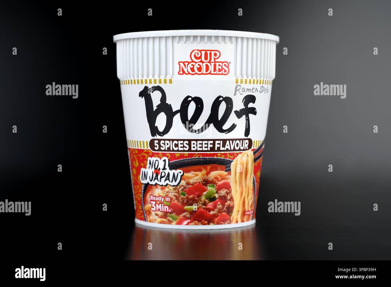 Nissin Cup Noodles 5 épices nouilles instantanées style ramen au goût de bœuf - Pays de Galles, Royaume-Uni - 31 juillet 2026 Banque D'Images