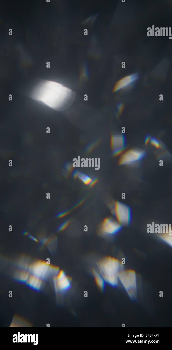 Éclat de paillettes bokeh. Lumière vacillante. Couleur bleu argenté jaune rayonnante éclair illuminé arc-en-ciel sur fond artistique optique abstrait lumineux. Banque D'Images