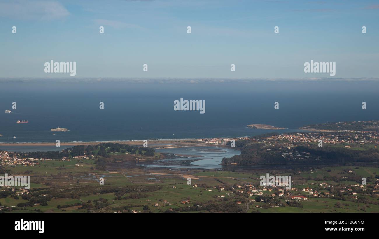 Vue côtière depuis Cabarga. Capturée à Peña Cabarga, Cantabrie. Banque D'Images