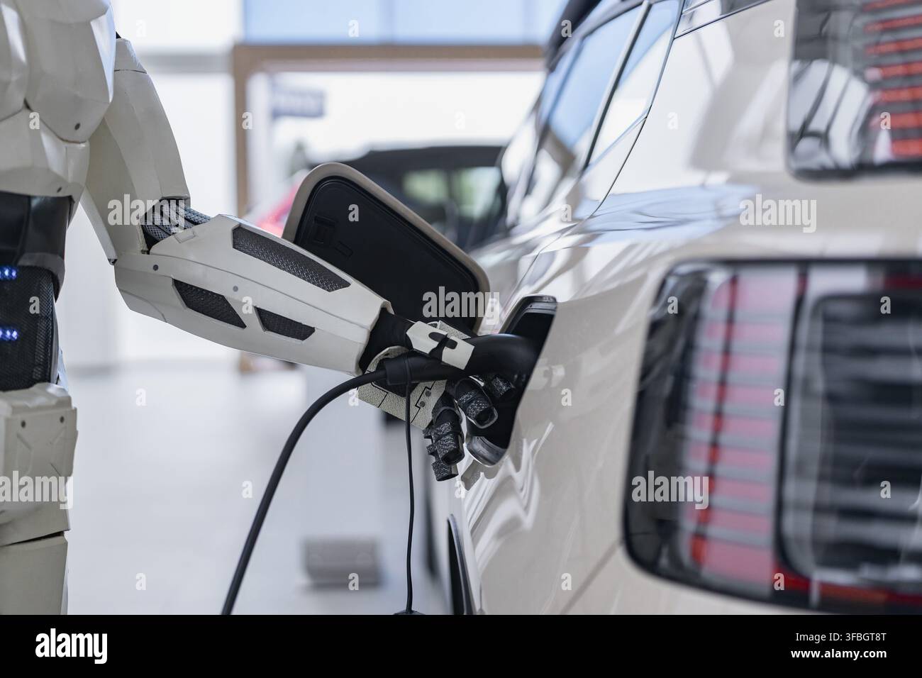 Robot chargeant un véhicule électrique Banque D'Images