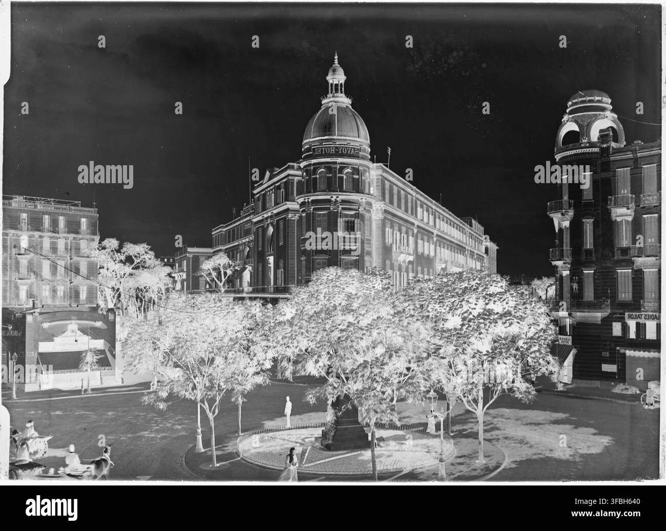 Une vue nocturne du Savoy Hotel au Caire, Égypte, photographiée en 1910, montrant la façade et la signalisation de l'hôtel. Banque D'Images