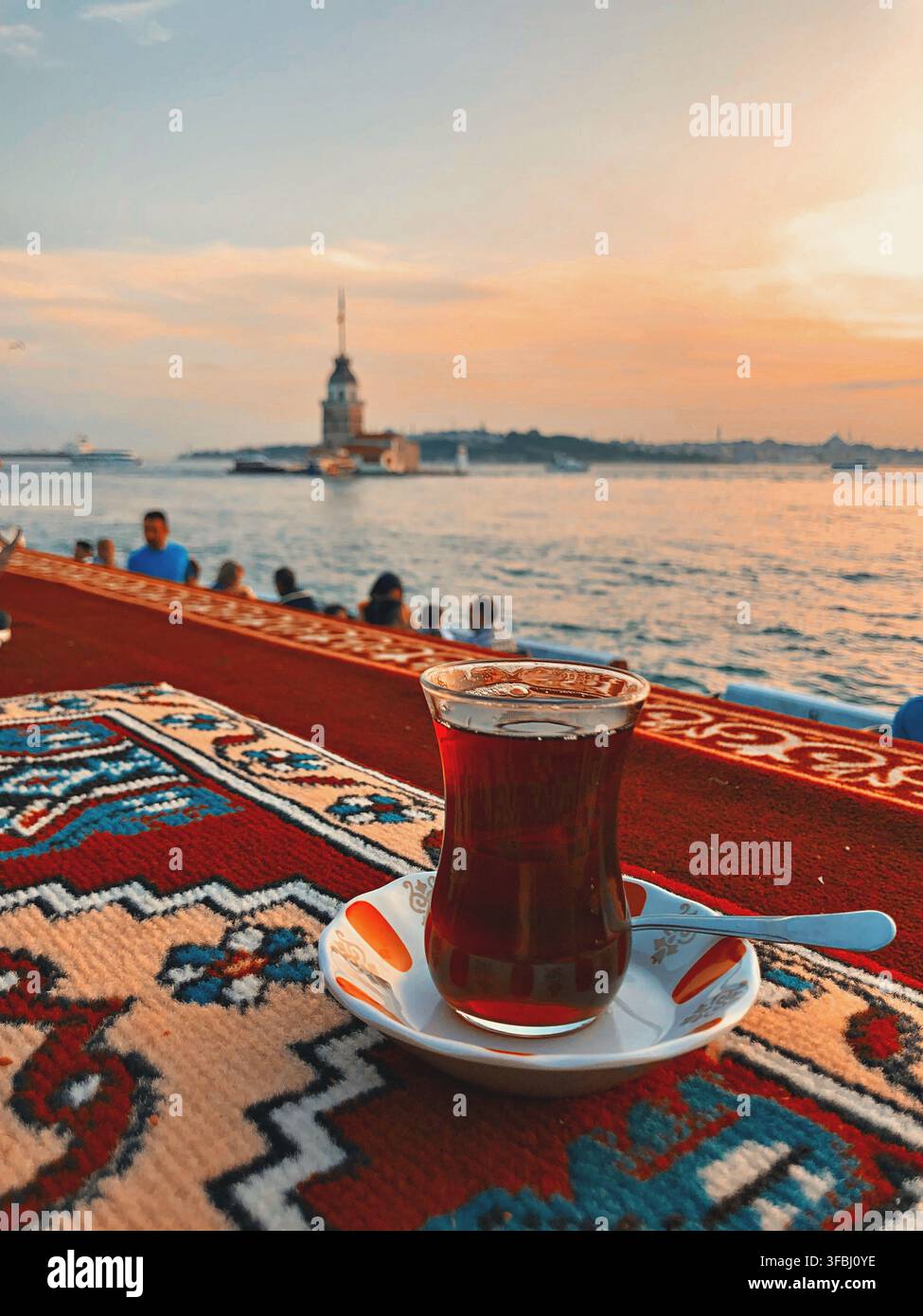 Thé turc avec vue sur la Tour de la Vierge à Istanbul Banque D'Images