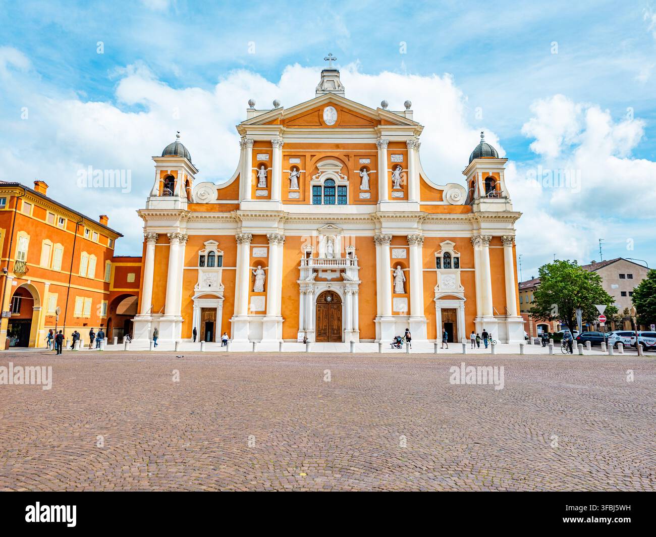 Carpi, Italie - 2025.04.27 : Cathédrale de Carpi Santa Maria Assunta. Présentant des éléments architecturaux Renaissance proéminents et un orange et blanc frappant Banque D'Images
