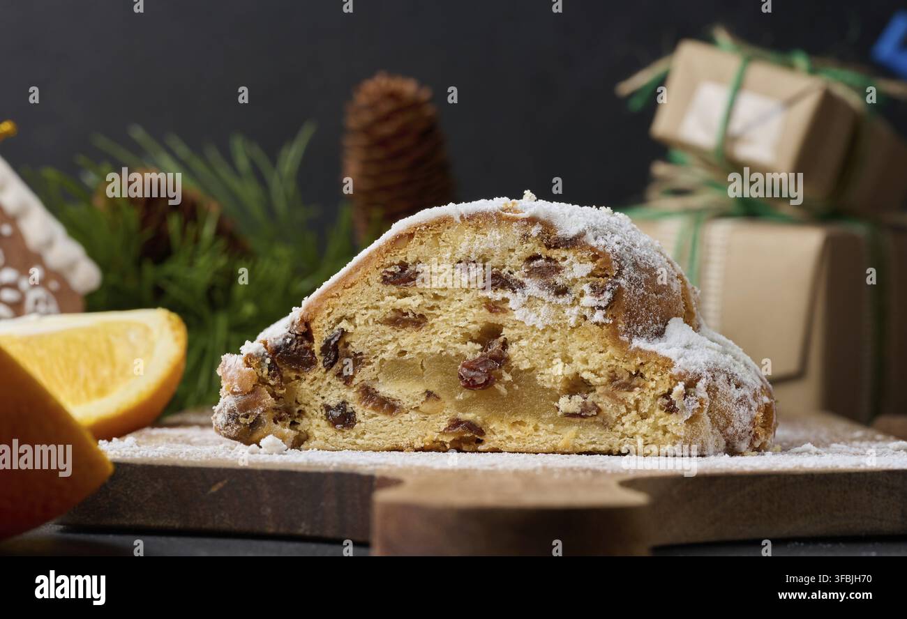 Pâtisseries de Noël en stollen saupoudré de sucre en poudre sur la table, dessert festif Banque D'Images