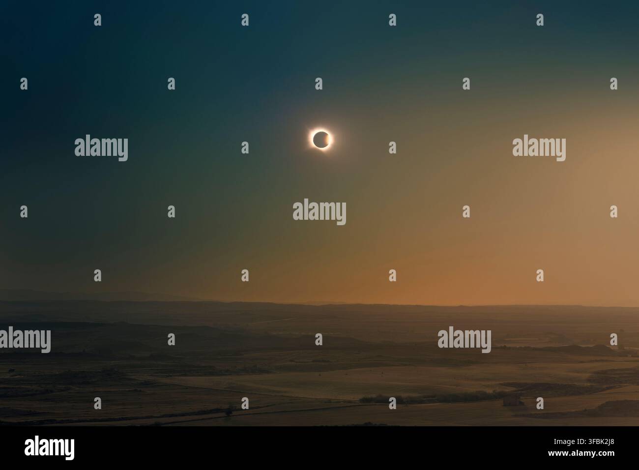 Fin de la phase de totalité de l'éclipse solaire totale avec effet anneau de diamant sur le paysage d'Alcaniz, Aragon, Espagne lors de l'événement du 12 août 2026 Banque D'Images