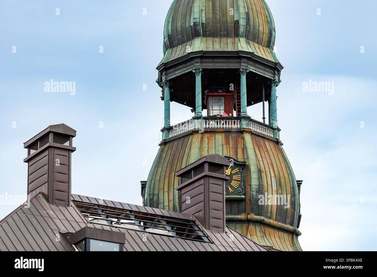 Tour de l'église Saint-Pierre dans la vieille ville de Riga, Lettonie Banque D'Images